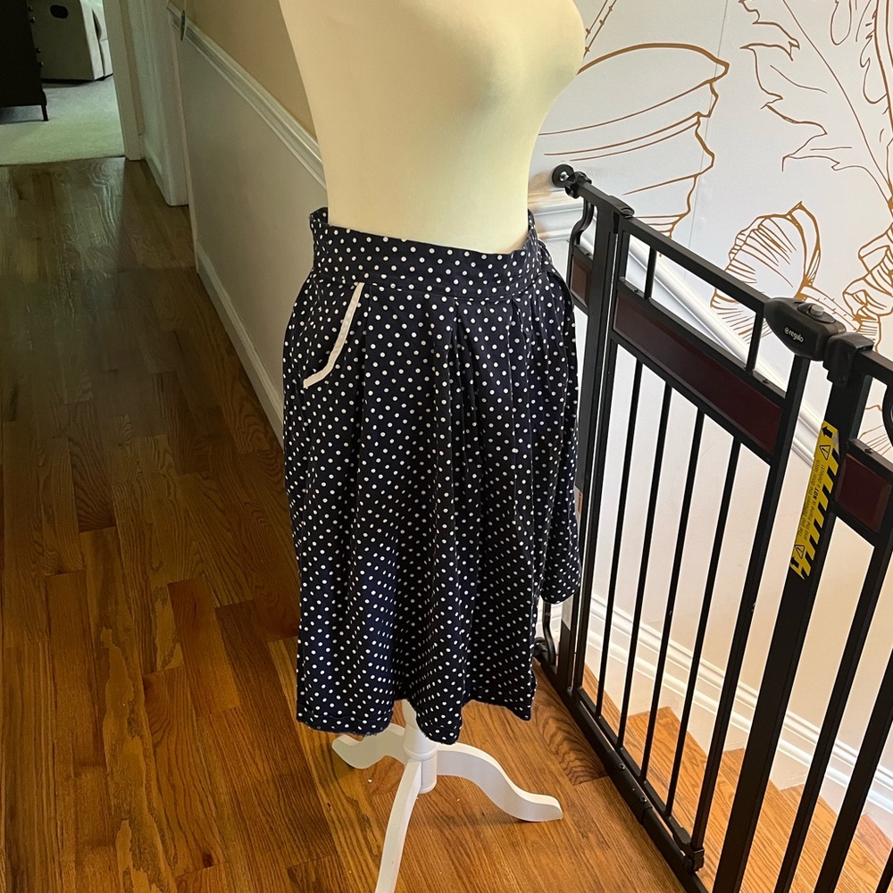 Lindy Bop size 14 navy blue and white polka dot pleated skirt with pockets